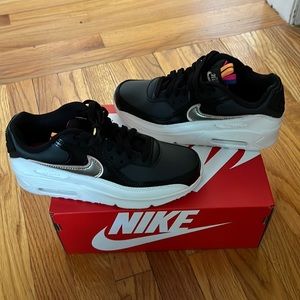 Brand new NIKE Air Max 90 LTR SE (GS). Size 5.5 Y. Equivalent to 7 women.